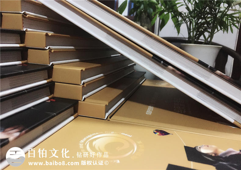 大學畢業(yè)相冊制作在多年后的回憶載體 大學畢業(yè)紀念冊的青春回憶！第6張-宣傳畫冊,紀念冊設計制作-價格費用,文案模板,印刷裝訂,尺寸大小